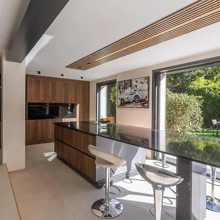 Moderne Ла Круа-Вальме